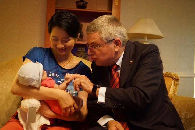 吴静钰与丈夫侯琨与2014年结婚,丈夫是一名体育收藏家,两人婚后也非常