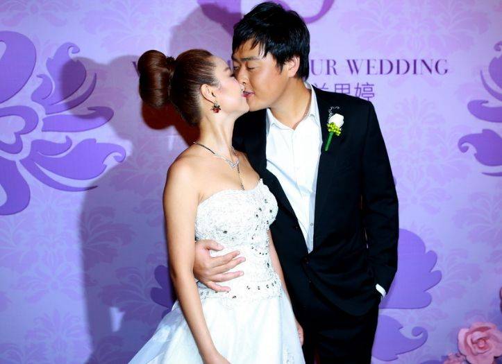 24岁出演亮剑走红,与妻子因戏结缘,出道至今无绯闻