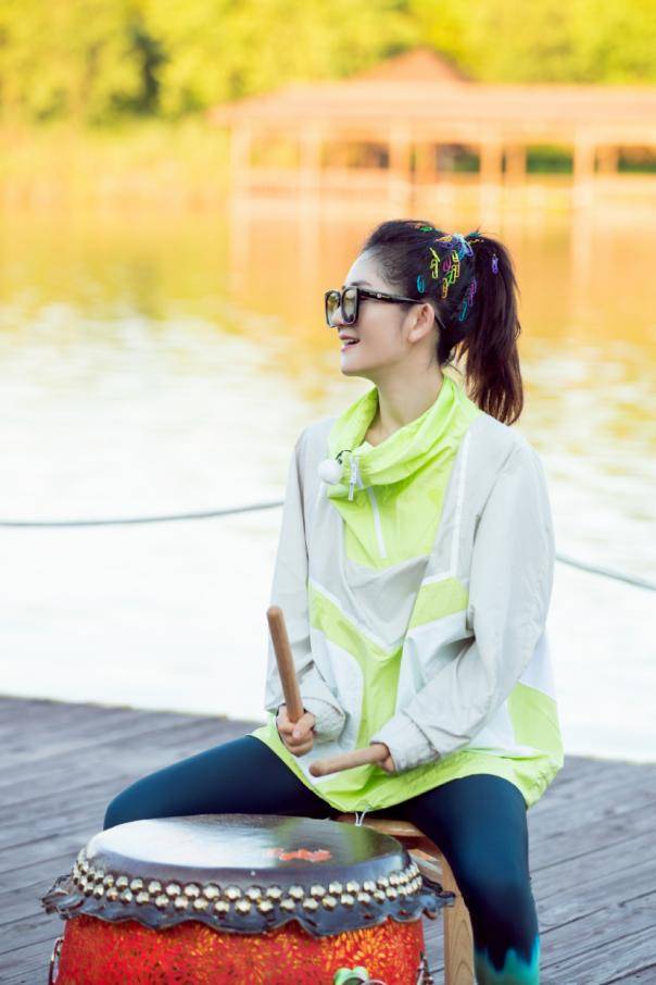 原创谢娜为了赶时髦戴上长袖手套虽然没有那种高端感但好在也不丑