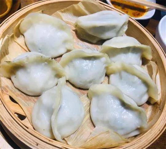 吃遍大连-够香够味,烫面的蒸包,满满的海菜鲜