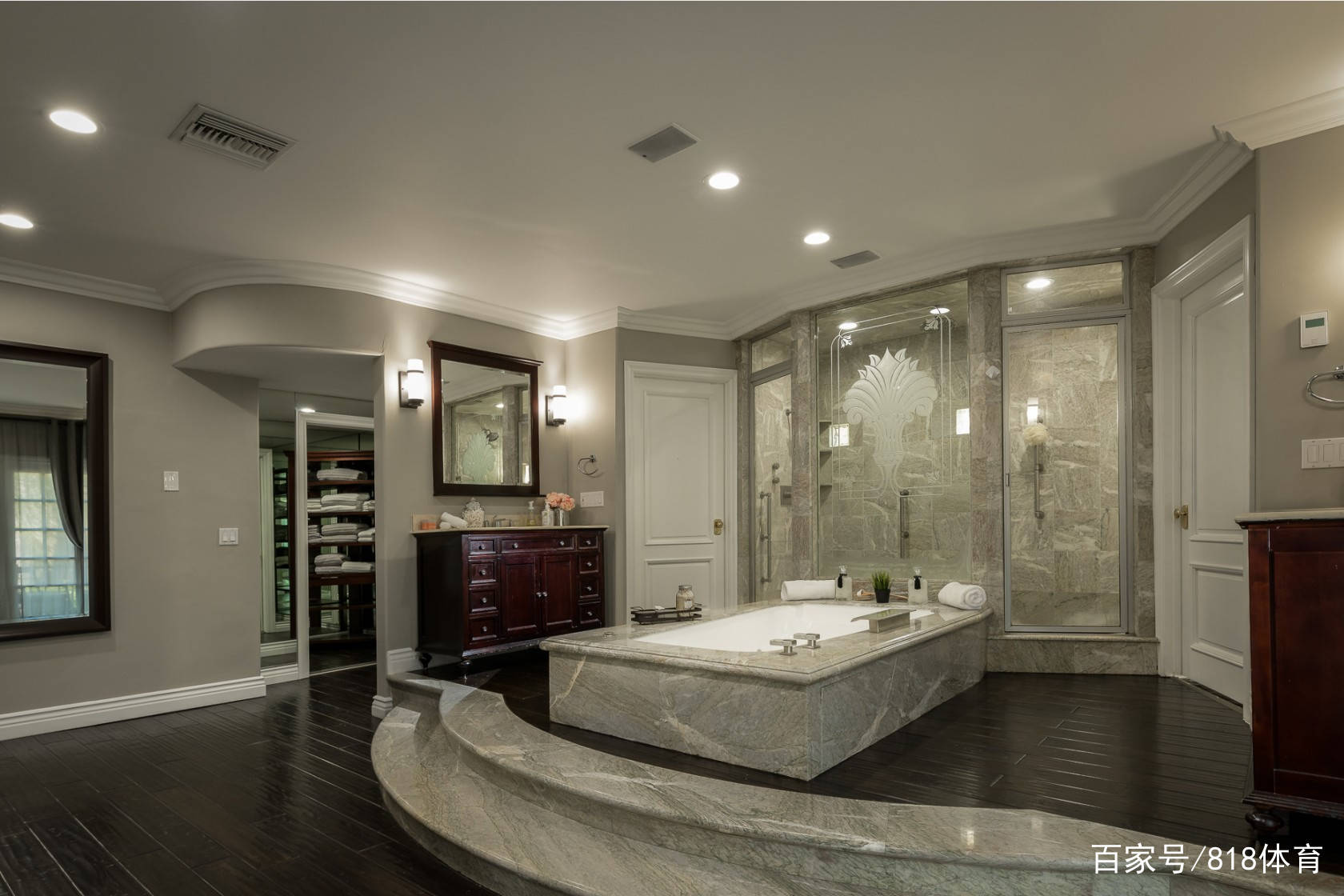 这座别墅是为娱乐而设计的,位于两座大门后面,中心是一座三层楼高的