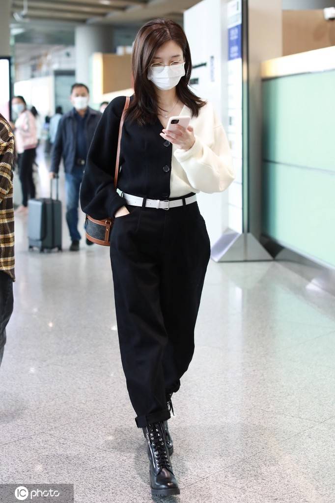 江疏影黑白色针织开衫 西裤,时尚简约