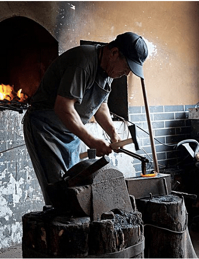 在以前皮匠在农村也很多,尤其是到了农闲时,人们会将动物,牲畜的皮送