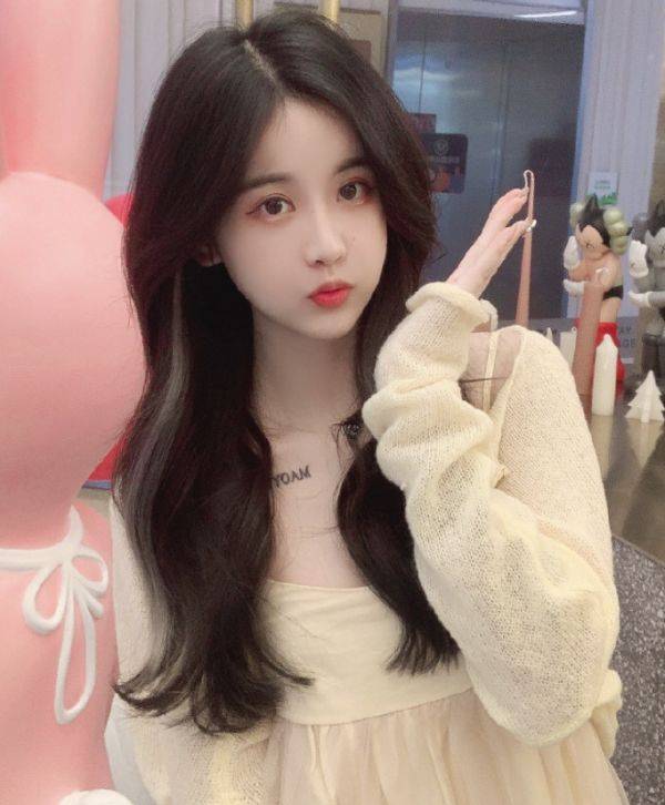 有种改变叫当妈后,杨清柠穿细带裙性感露面,秀出