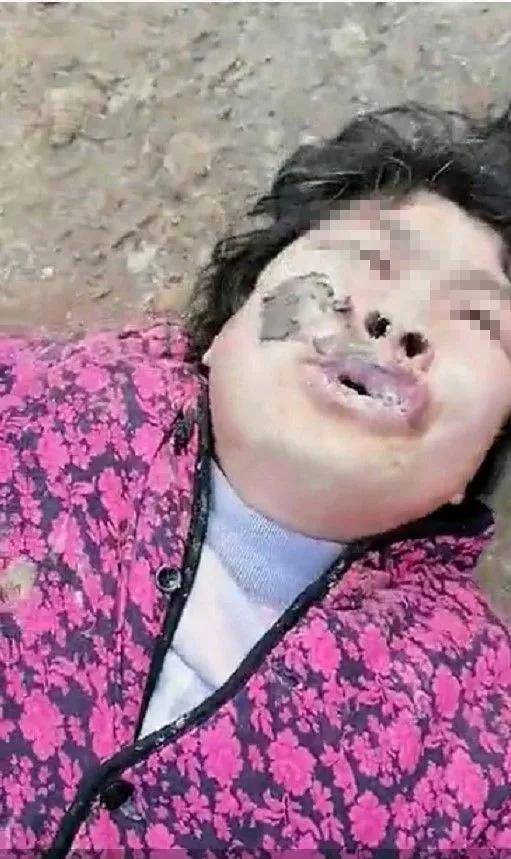 周口丨村民被逼迁围观的大妈忍不住发声结果被拆迁办人员用泥巴塞嘴
