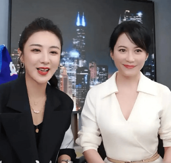 49岁俞飞鸿直播耍大牌?穿深v衬衫裙罕见秀性感,牛奶肌超抢眼