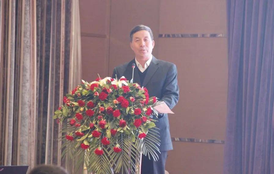 宁夏企业家协会会长陈家兴致辞活动现场,企业家代表向援鄂医疗队代表