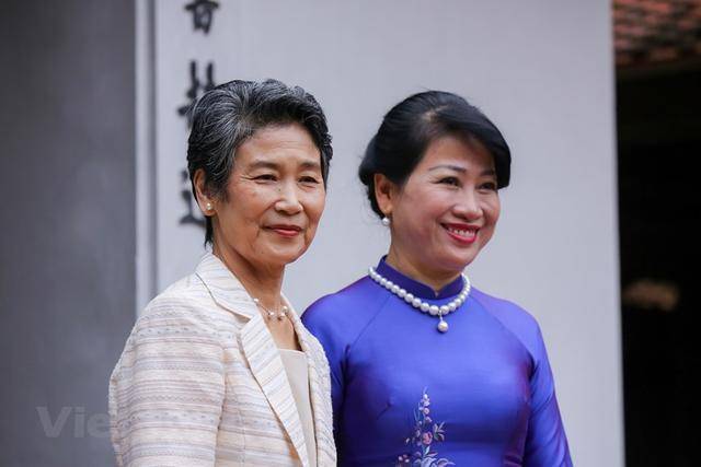 原创日本新第一夫人访问印尼换一身香槟色超闪耀赢了印尼第一夫人