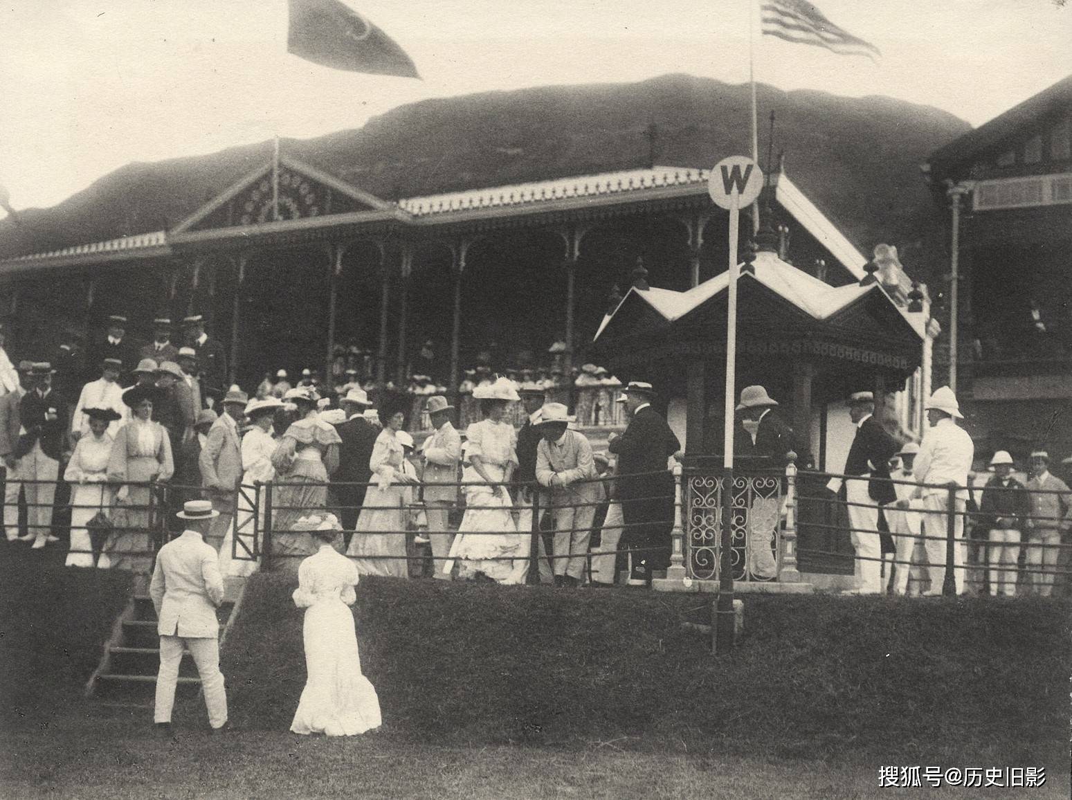 1905年美国代表团访问香港旧照罗斯福长女看赛马