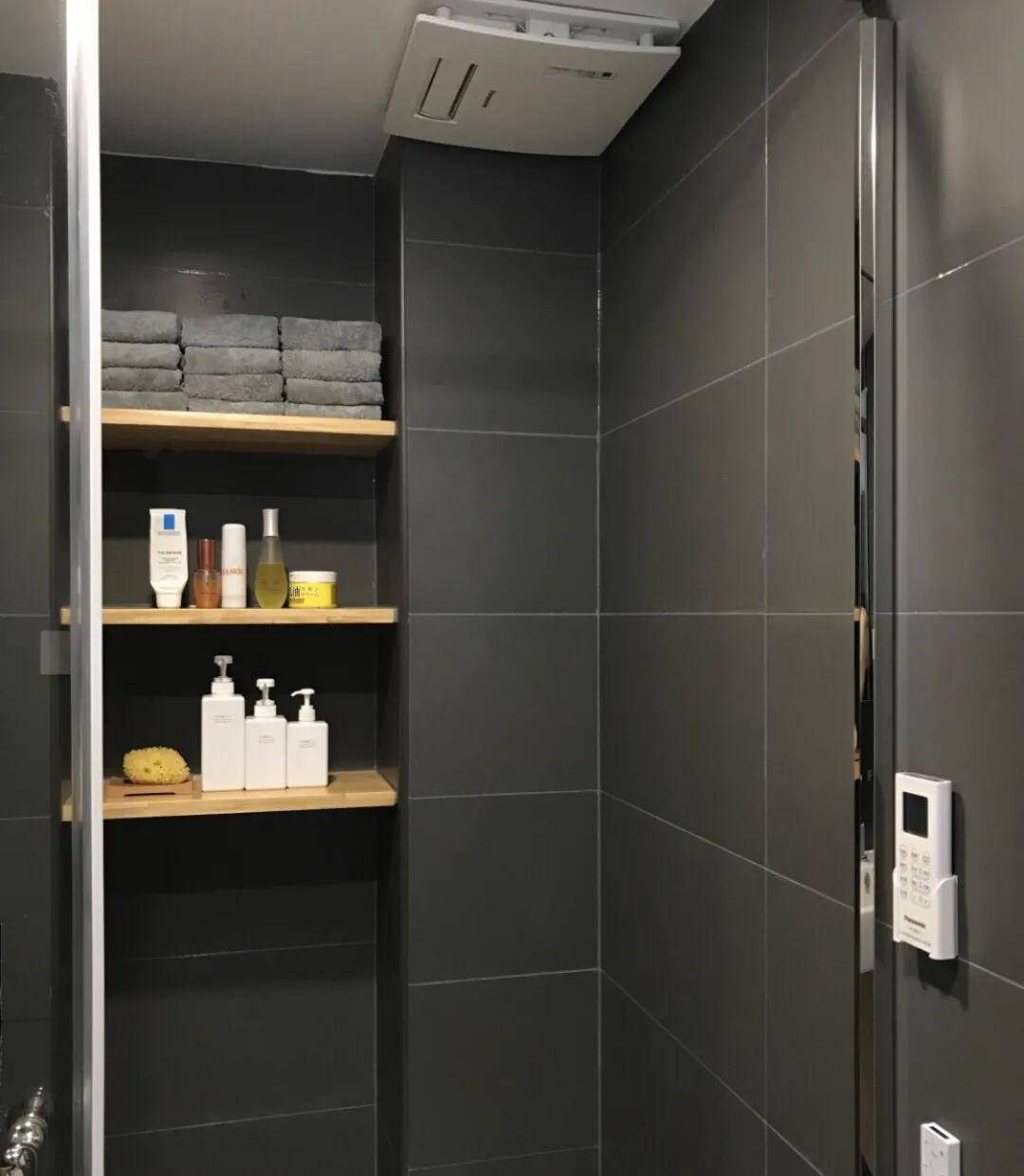 如果卫生间没有壁龛,还可以在墙面拐角壁挂一个三角置物架,铁艺的材质