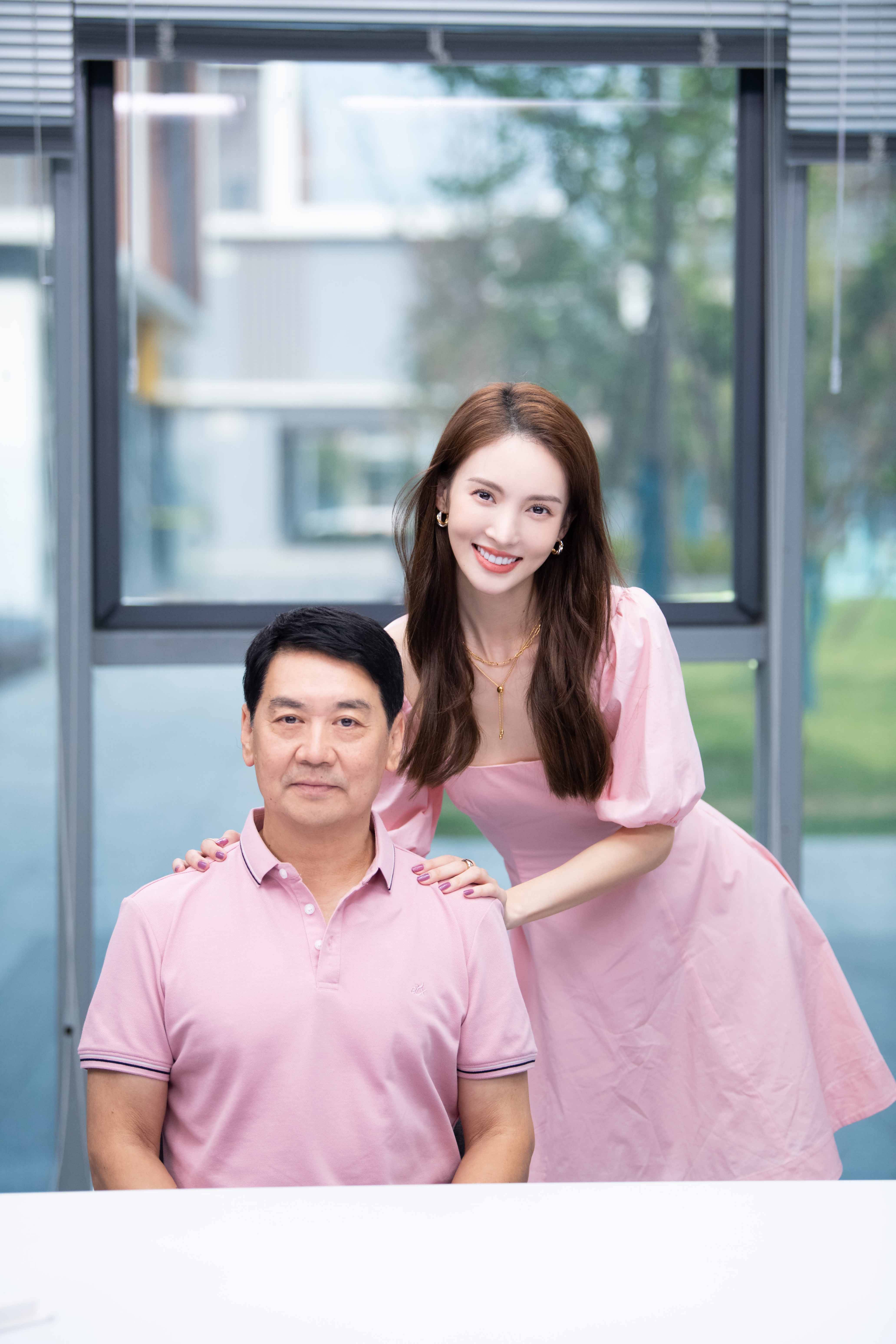 《女儿3》开播萧亚轩黄皓高甜合体 金晨和爸爸对话画面温馨