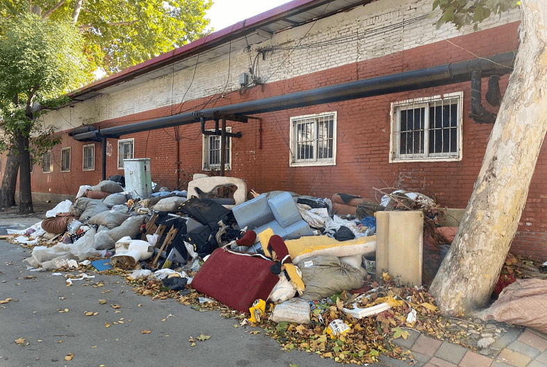 河东这个小区废弃物"堆积成山" 相关部门:22日早上会全部清理