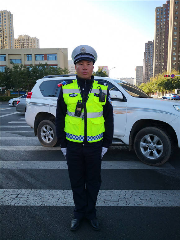 风雨无阻守护孩子们平安过马路青城最美交警杨健鹏