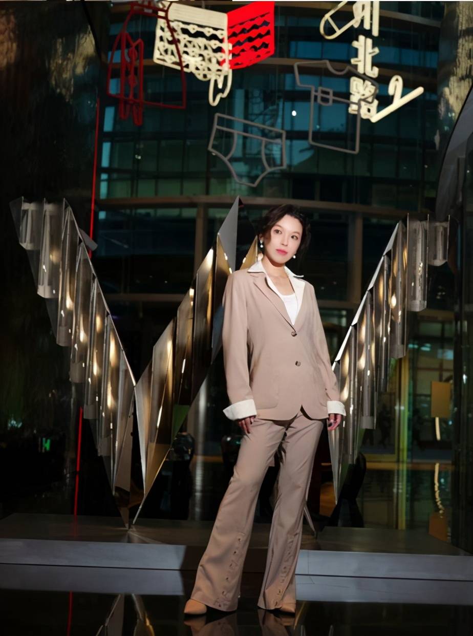 摩登时髦罗心妍解锁wonderland新视线