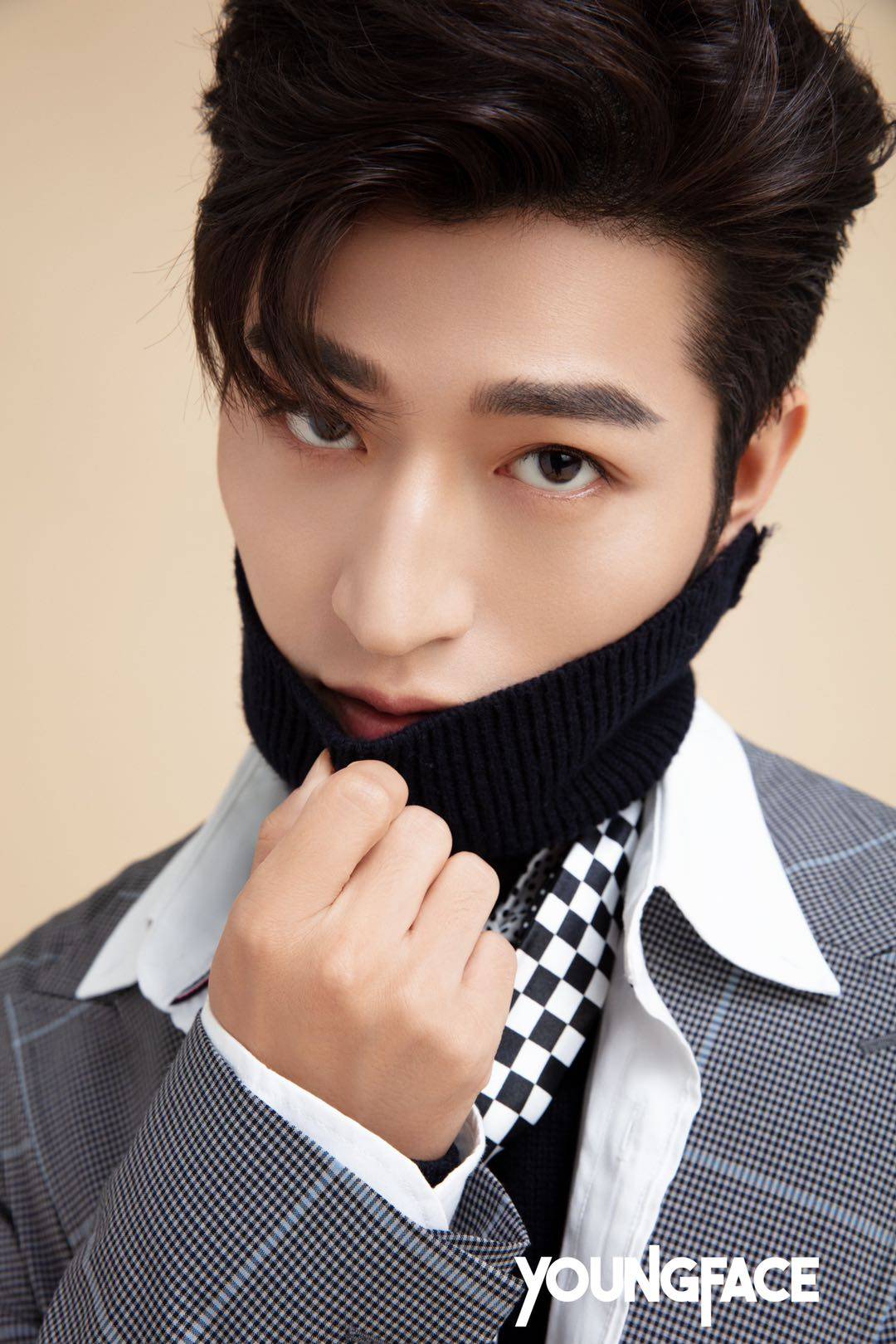 尹颂最新时尚大片释出 个性混搭忠于自我