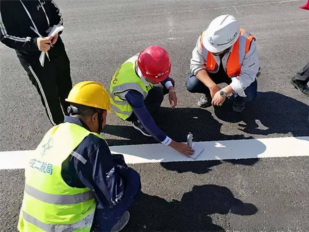 工作人员正在进行公路标线检测