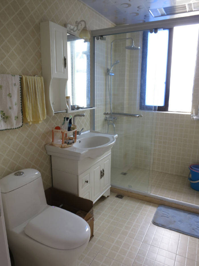 貌似卫浴间又大了一些,不过这样才舒适呢,毕竟卫浴间太小了可有点压抑