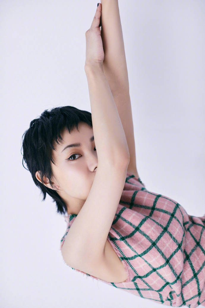 郭采洁穿粉色格子裙亮眼干练短发加复古红唇展现完美港式风情