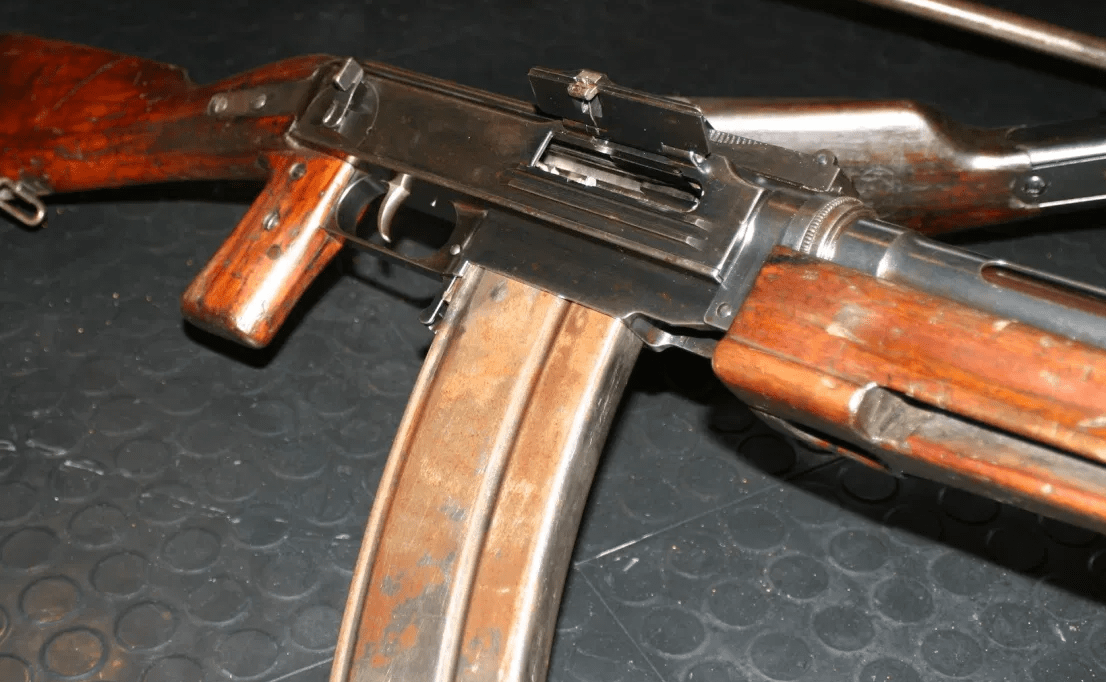 魔改恩菲尔德(查尔顿自动步枪)表示,我也是长活塞导气啊,只不过导气管