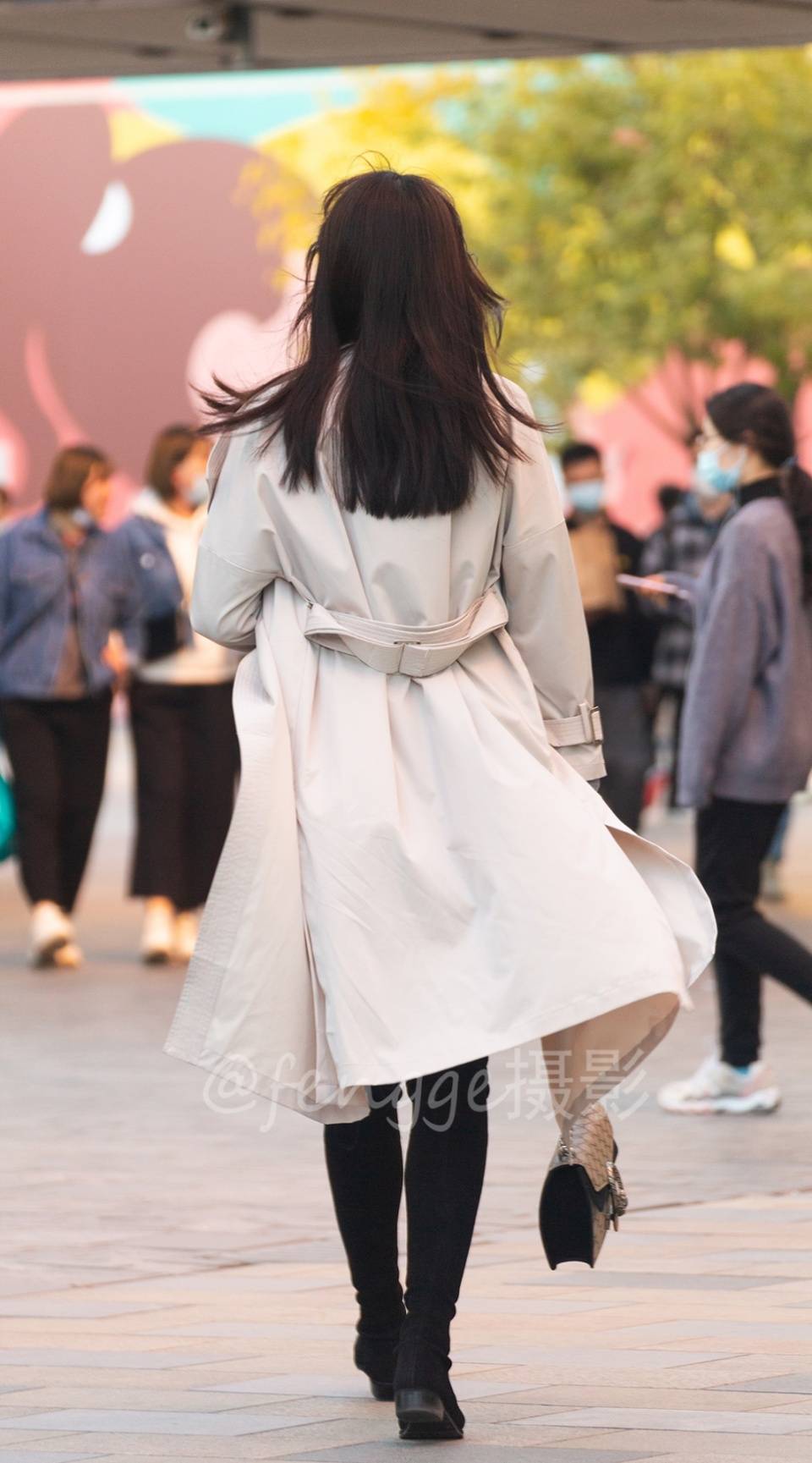 老舍说北平的秋天最美,我说秋天三里屯的背影最迷人