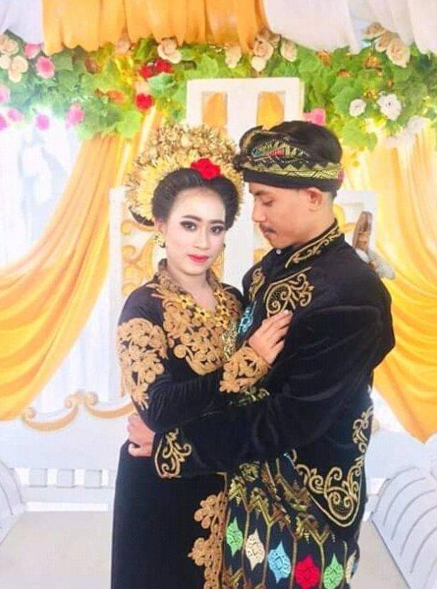 印尼一位18岁男子2周内娶2妻婚礼照片曝光大老婆的表情意外成焦点