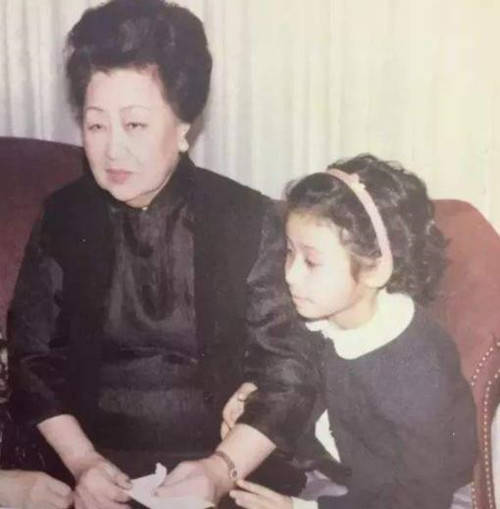 其实严幼韵除了照顾丈夫女儿尽心尽力外,自己的生活也很从容平和,她的