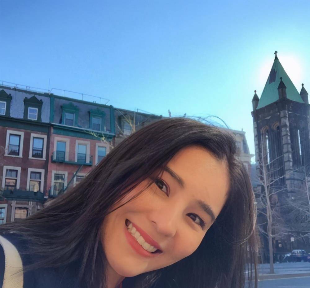 泰星aom康复后首次现身甜蜜表白男友庆祝在一起三周年