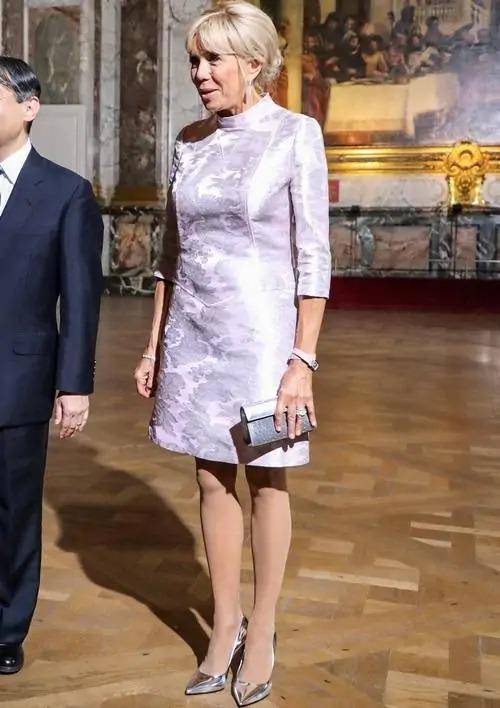 67岁布里吉特气质又上一层楼,脚踩高跟鞋,身穿绸缎连衣裙高贵