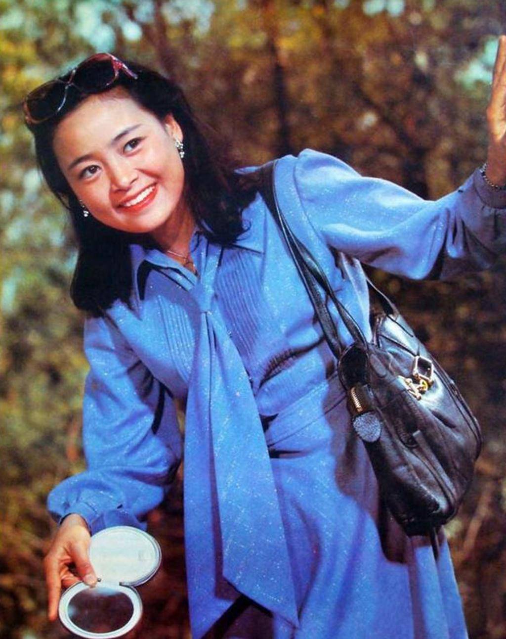 62岁张瑜,成名于《庐山恋》,大红之际留学,如今独身更知性优雅_手机