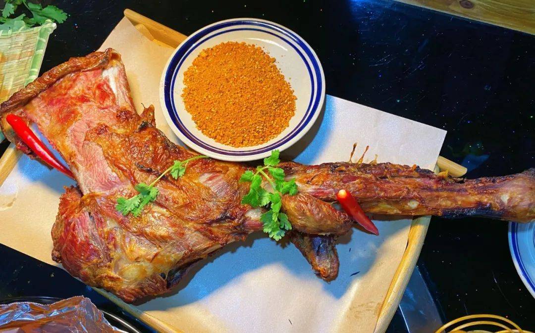 长春市区里的地道土窑坑烤人气火爆等俩小时也要吃原汁原味