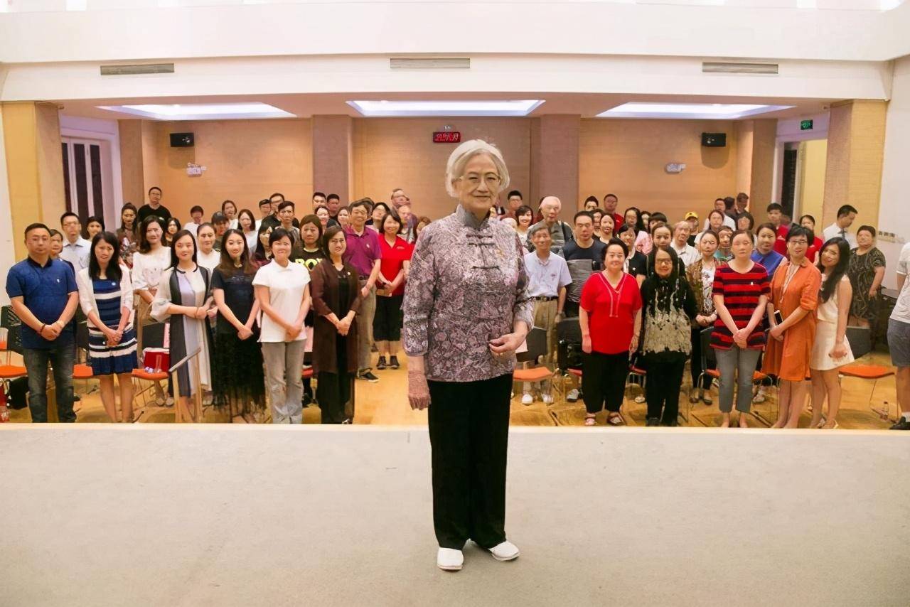 原创93岁王文娟从容服老穿唐装搭西裤端庄贤淑白发也不影响优雅