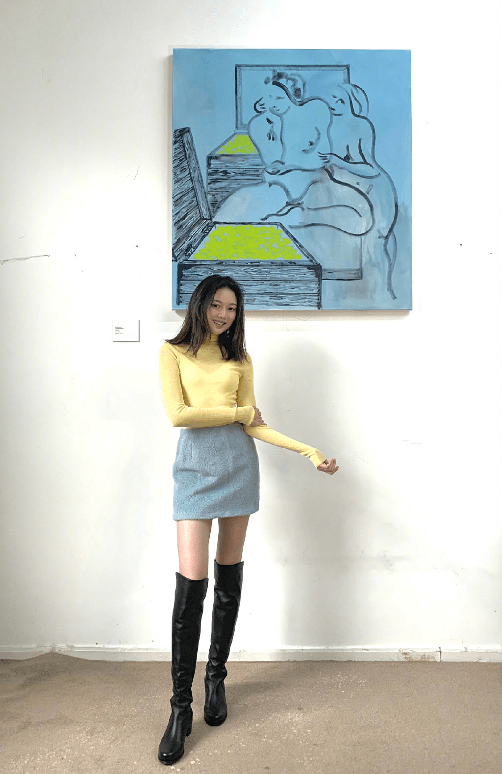 网红晚晚的腿真挺长的躺在石头上的时候感觉屏幕都快装不下了