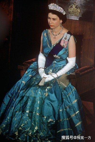 英国女王继续履行职责 还记得年轻时蓬蓬裙着装的风华吗