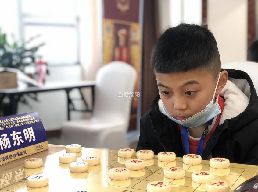 业余象棋手绵阳对弈方寸棋盘上排兵布阵楚河汉界间运筹帷幄