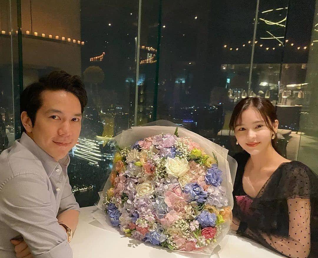 泰星aom康复后首次现身甜蜜表白男友庆祝在一起三周年