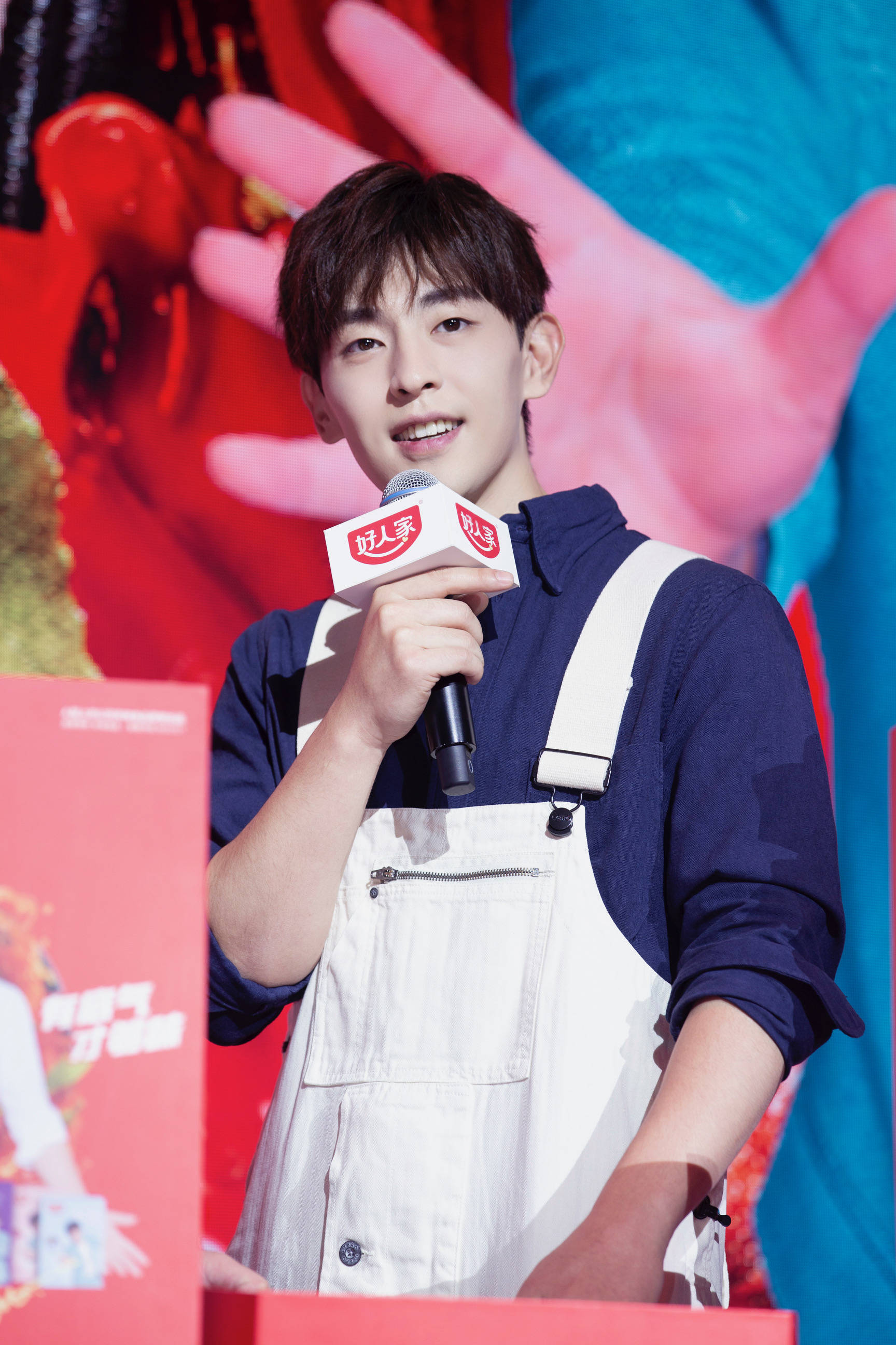 邓伦穿白色连体裤亮相 自曝爱吃辣爱成都美食