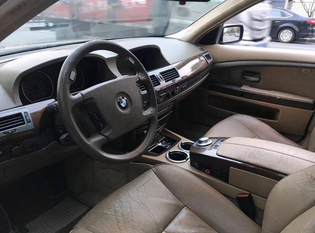 小伙晒父亲的宝马7458缸机器大沪牌当年可直接全款买房