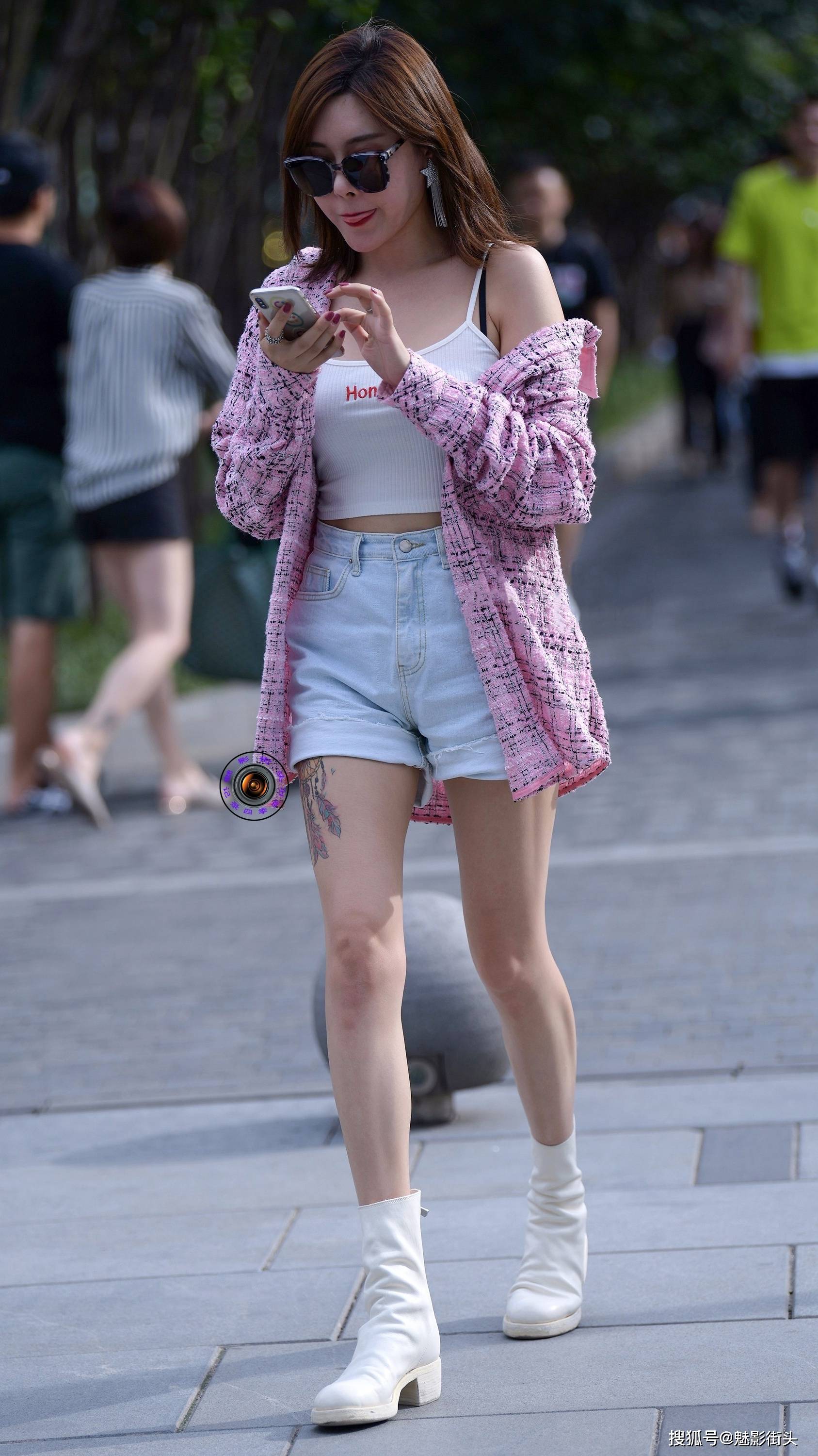 马丁靴,美女选择白色的,搭配牛仔短裤和粉色衬衫,时髦又帅气_手机搜狐