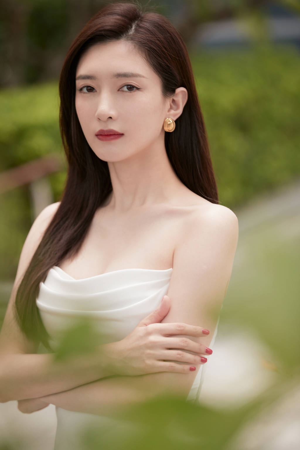 江疏影一抹白裙亮相,搭配淡雅妆容,颜值开挂但总是红不起来