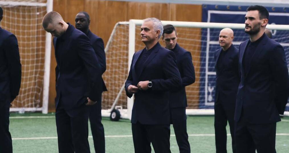 人员齐整热刺全队合影!