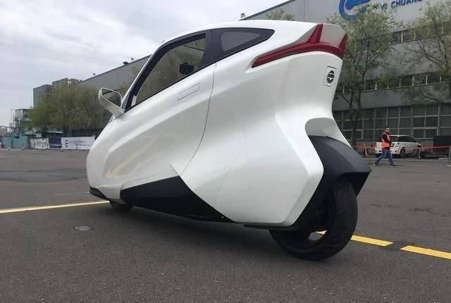 我国两轮汽车问世,不怕堵车也撞不倒,关键还能遮风挡雨