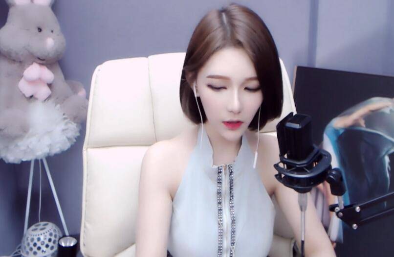 斗鱼女主播自曝有人花44万邀请去三亚玩一周称自己一生只爱钱