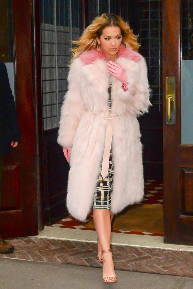 三星会长孙女罕见现身一身黑衣撞脸徐睿知美貌不输姑姑李富真