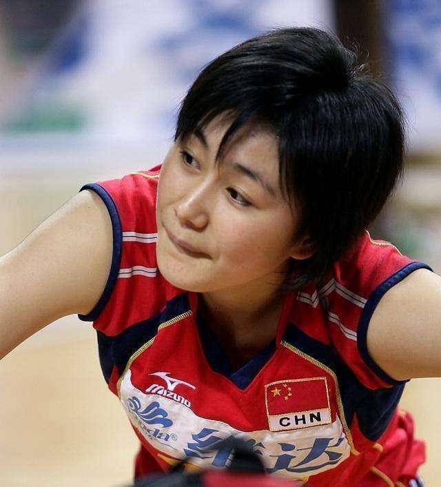 她是母队的进攻核心却在中国女排不得志,三进三出还被改成自由人_罗瑜