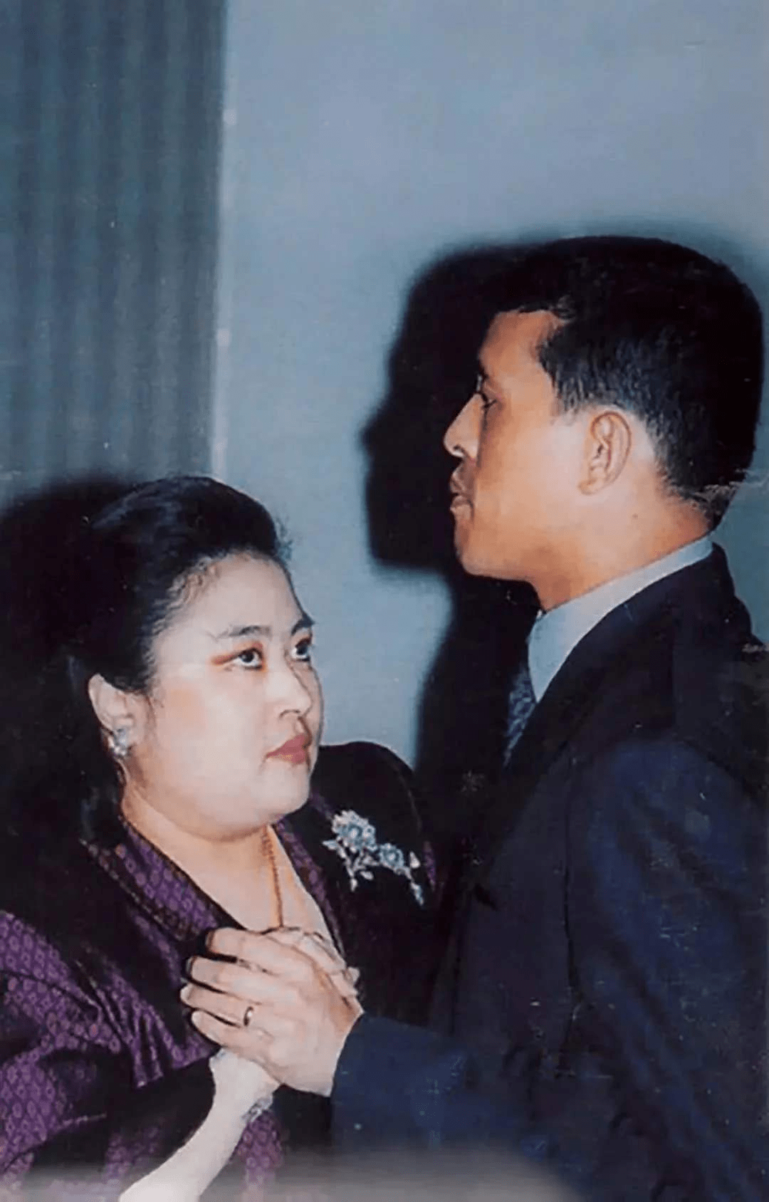 泰王原配妹妹才是真绝色年轻时似港姐54岁大胆穿粉裙美如画