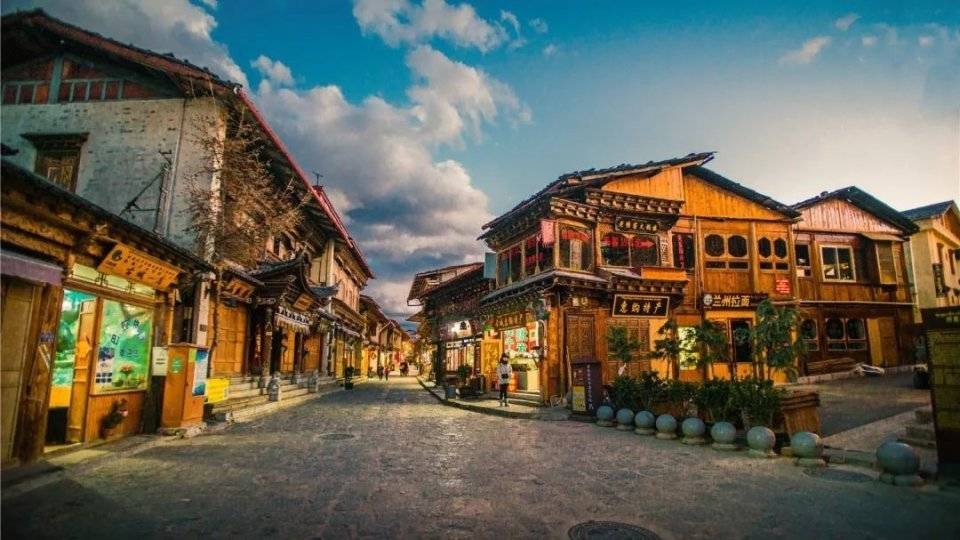 香格里拉月光城 | 走进独克宗古城,抵达神秘而圣洁的天地_旅游