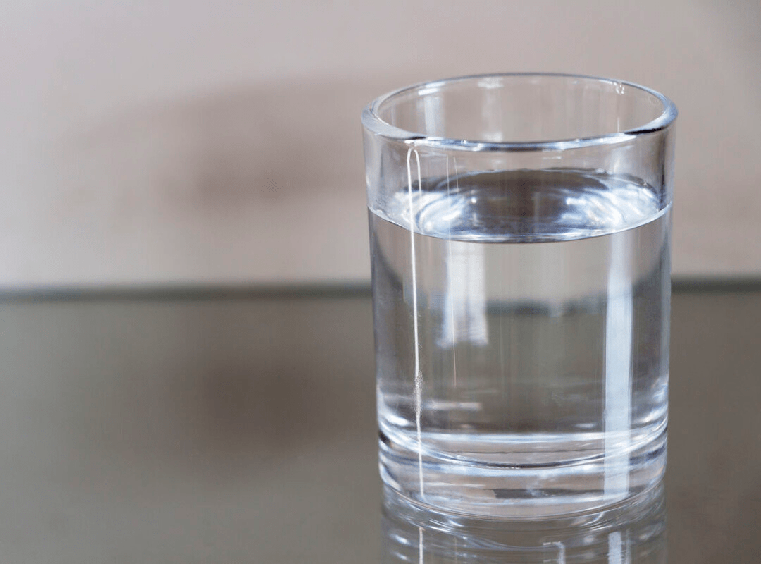 对于高尿酸,痛风的患者来说,高尿酸患者每天的喝水量2000毫升到3000