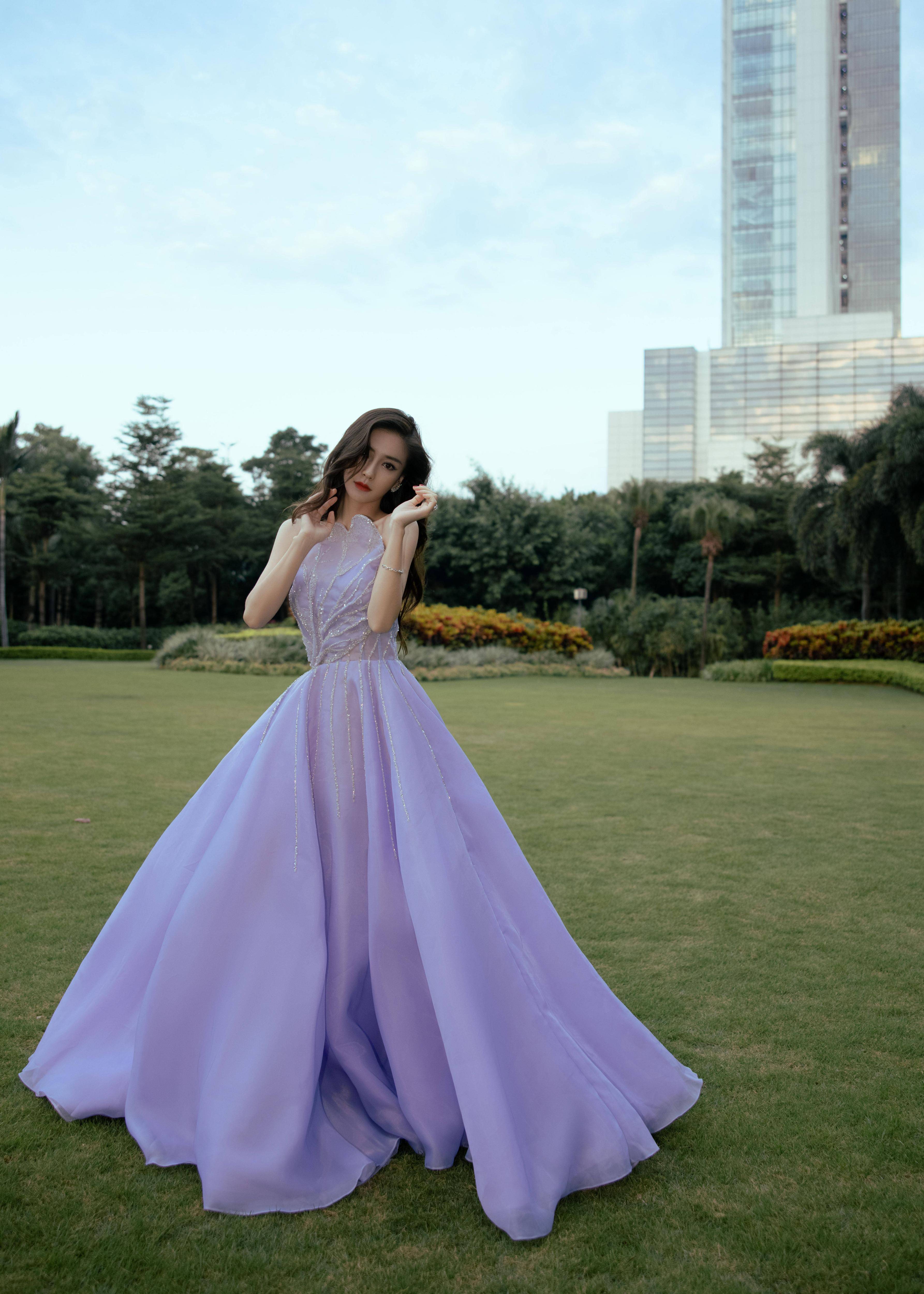 angelababy的摩登时尚大片,黑背心配皮裤,性感又高雅