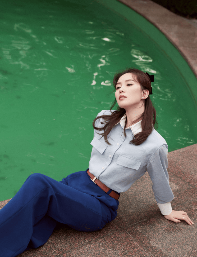 原创刘诗诗穿衬衫气质果然一绝!配皮质马甲复古,配小香风外套真优雅