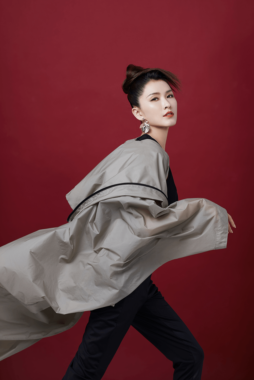 徐洁儿披风酷飒写真曝光 风格突破备受好评